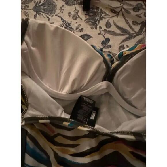 DKNY Printed Ruffled Tummy Control One Piece Swimsuit‎ US 6 - Picture 9 of 9